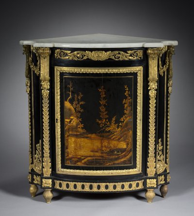 Hjørneskab, ca. 1765-1770 (ibenholtsfiner, japansk lak, forgyldte bronzebeslag) af Rene Dubois