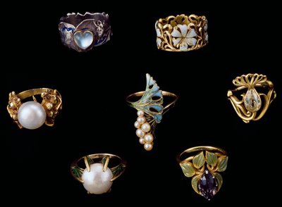 Guld, sølv og kobber ringe med emalje, opal, perler, ametyster og brillanter af Rene Jules Lalique