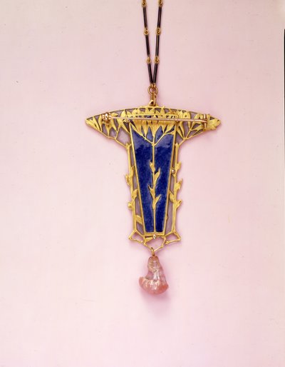 Vedhængsbroche og kæde (emalje, elfenben, guld og perle) af Rene Jules Lalique