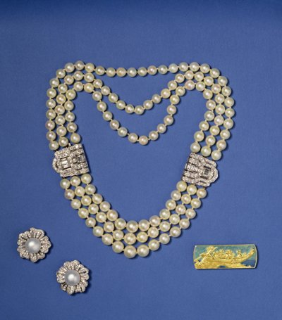 Udvalg af perlesmykker: tre-rækket perlekæde med diamantclips; boutonformede Southsea kulturperleøreringe; guld- og emaljebroche af Lalique, ca. 1900 (perle) af Rene Jules Lalique
