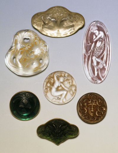 Forskellige glasbrocher, segl og vedhæng af Rene Jules Lalique