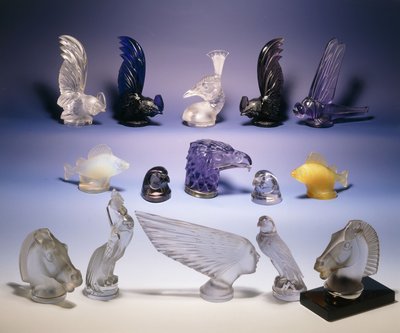 Forskellige glasbilmaskoter (af fugle, fisk, heste og et menneskehoved) af Rene Jules Lalique