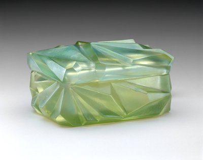 "Ruba Rombic" cigaretæske, ca. 1929 (opaliserende glas) af Reuben Haley