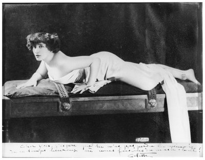 Colette (1873-1954) poserer, 1909 (se også 215403) af Reutlinger Studio
