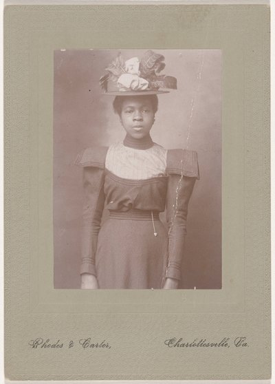 Portræt af en kvinde, ca. 1910 (foto) af Rhodes & Carter