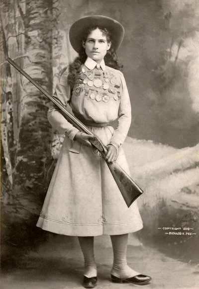 Annie Oakley med en riffel af Richard Kyle Fox