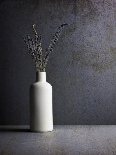 Minimalistisk lavendel-stilleben af Rob Ryan