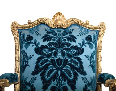 En af et par George III lænestole af forgyldt træ af Robert Adam