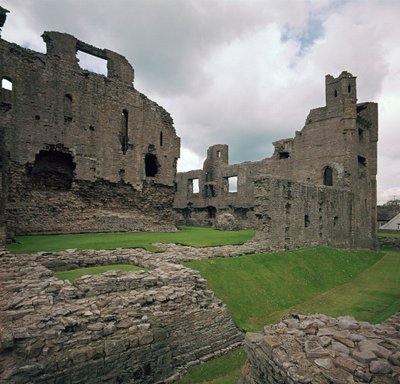 Middleham Castle, 1100-tallet af Robert Fitzrandolph