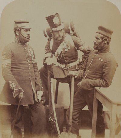 Farvesergent J. Stanton, Kester Knight og W. Bruce, Royal Sappers and Miners, 1856 (sepiafoto) af Robert Howlett