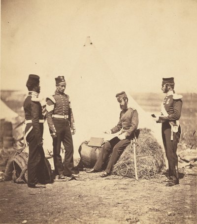 Kaptajn Walker fra 30. regiment læser generelle ordrer. af Roger Fenton