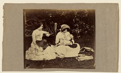 [Sovende barn med to kvinder siddende på græsset] af Roger Fenton