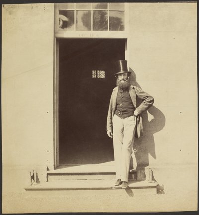 Mand stående i en døråbning ved Hythe Kaserne af Roger Fenton