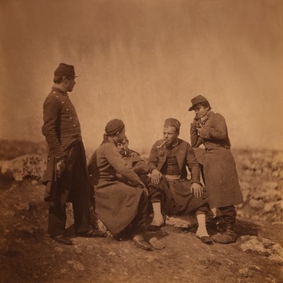 To franske soldater, der står ved siden af tre zouave-soldater, der sidder og ryger, Krimkrigen, Krim, Ukraine af Roger Fenton