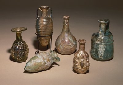 En gruppe delikate romerske blæst- og formblæste glaskosmetikkolber, 1. århundrede e.Kr. af Roman