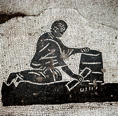 En arbejder, der fylder en skæppe (mosaik af Roman
