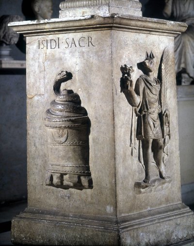 Alter dedikeret til ISIS. Venstre: Mystic Stone med slange og højre: Anubis-Hermès. Ordene “Iside Sacr” er indgraveret på slangen. 2. århundrede. Musei Capitolini, Rom. af Roman