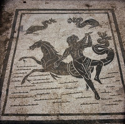 Gamle Ostia (Ostia). Place des Corporations. Mosaik af Sabratha Seafarers Corporation. En nymfe og en marinehest. af Roman