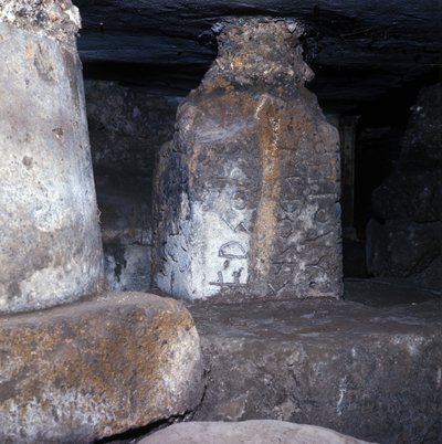 Antikkens Rom, arkaisk periode: tempel bygget under lapis niger (sort sten) i det romerske forum og med en af de ældste inskriptioner på latin. 6. århundrede f.Kr. Italien af Roman