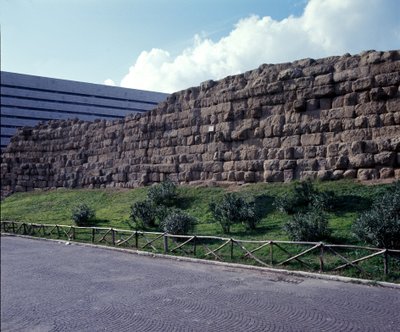 Antikkens Rom, arkaisk periode: udsigt over ruinerne af den serbiske mur (vægmaleri serbisk), første indhegning af byen Rom, bygget søster kong Servius Tullius. 6. århundrede f.Kr. Italien af Roman