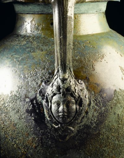 Base på en vinkandes håndtag, forestillende Bacchus hoved, fra det romerske sted i Newstead, Melrose, sent i det 1. århundrede e.Kr. (bronze) (detalje fra 193005) af Roman