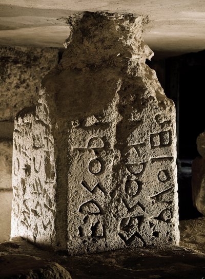Borne (eller cippe) af Forum Romanum (Foro Romano) fundet under buen af Septime Severe. Graveret indskrift på latin. 6. århundrede f.Kr. Rom, Forum Romanum - Stele (cippus) med indgraveret tekst på latin af en hellig lov, fra Lapis Niger. Sten, 6. årh af Roman