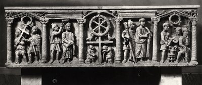 Kristen sarkofag dekoreret med scener af Kristi lidenskab inklusive arrestationen og Kristus før Pontius Pilatus, fra katakomberne i St. Domitilla (marmor) (s/h foto) af Roman