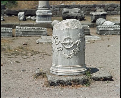 Søjle dekoreret med symbolet på guden Asclepius. Asklepios helligdom (283 til 133 f.Kr.) af Roman
