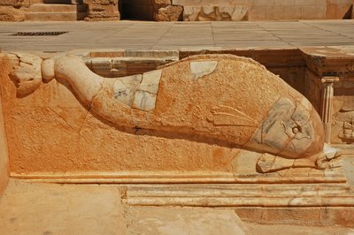 Delfinudskæring, basrelief på det romerske teaters proscenium, Sabratha, Libyen, 2. århundrede e.Kr. af Roman