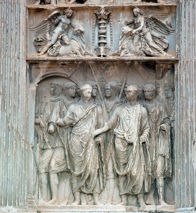 Kejser Trajan (Traianus eller Traiano) (53-120) går til forummet, da han vendte tilbage fra Tyskland i 99 e.Kr. af Praefectus Urbis, præfekt i Rom. Lav lindring. Benevento, Arco Traianeo ©Luisa Ricciarini/Leemage af Roman