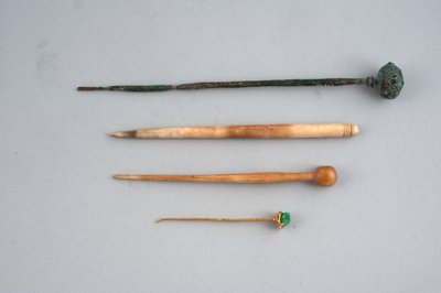 Hårnåle (bronze, ben, guld og smaragd) af Roman