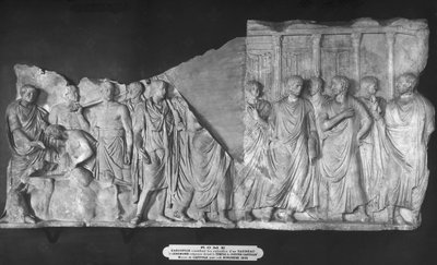 Haruspice konsulterer indvoldene af en tyr og en procession af senatorer uden for Jupiters tempel (marmor) (for detaljer se 261377 og 261378) af Roman