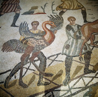 Jæger læsser struds på et skib, detalje fra gulvet i Den Store Jagt, Villa Romana del Casale Piazza Armerina, Sicilien (mosaik) af Roman