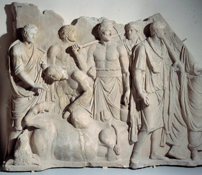 Marmorrelief fra Forum Trajan: scene for haruspice (devin etrusque), der konsulterer en tyrs indvolde med præst og liktorer. Svag. 0,6x2 m. omkring 120 e.Kr. Paris, Louvre-museet af Roman