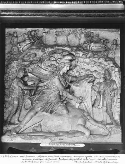 Mithras Sacrificing the Bull i en grotte mellem to karakterer i asiatisk dragt, 2.-3. århundrede (marmor) (se også 19140) af Roman