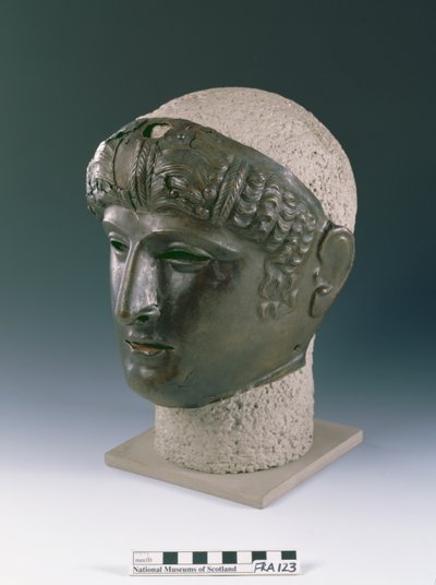 Parademaske af et ungt mandligt ansigt, fra det romerske sted i Newstead, Melrose, sent i det 1. århundrede e.Kr. (bronze) af Roman