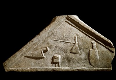 Fronton dekoreret med knive og slagtergenstande af Roman