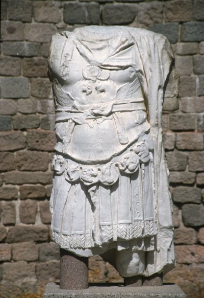 Rester af en statue af kejser Hadrian af Roman