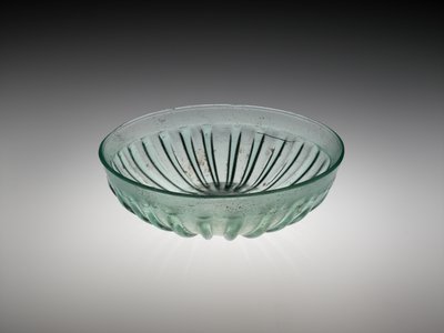 Ribbet glasskål, AD 100-200 (formblæst og skåret glas) af Roman