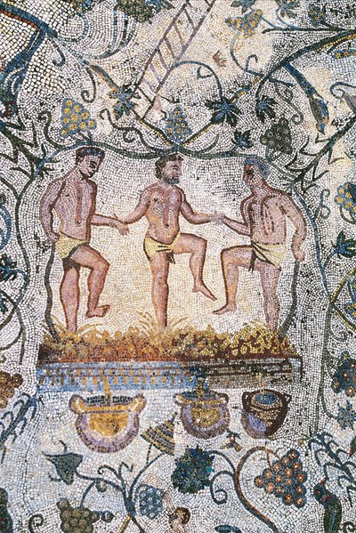 Romersk kunst: høstmosaik. Detalje, der repræsenterer tre mænd, der knuser druerne for at få munden. Amfiteatrets romerske hus. 3. århundrede ap. JC. Merida Spanien - Romersk kunst: Mosaik af druehøsten. Vinpresning. Detalje, der viser tre mænd, der knuser af Roman
