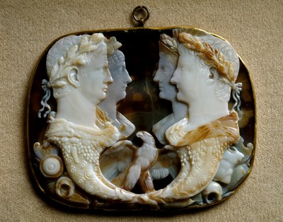 Romersk kunst: Onyx camee (Gemma Claudia) dekorerer repræsentationer af kejserparret Claude (Tiberius Claudius Drusus) (10 f.Kr.-54 e.Kr.) og hans kone Agripin den Unge (15-59 e.Kr.) (Agrippina minor) (til venstre) og Caius Julius Cæsar dit Germanicus (15  af Roman