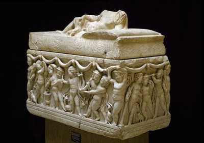 Romersk antik: marmorsarkofag dekorerer på siderne relieffer af børnefigurer (Amor). Fra nekropolis Isola sacra i Ostia. 120-140 e.Kr. Svag. 124 cm Museo Ostiense, Ostia af Roman