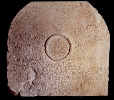 Romersk antikvitet: votiv bordsten (mensa) graveret med en inskription af to afrikanske martyrer. Chrisme, det kristne symbol, er repræsenteret. 300-350 e.Kr. Fra Kherbet-oum-el-Ahdam, Algeriet. Paris, Louvre-museet af Roman