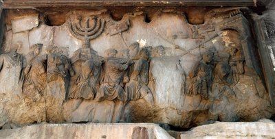 Romersk kunst: "" Triumfkortege af alliancens ark med Menorah eller Menora (lysestage med 7 grene)"" Relief fra det 1. århundrede. Titusbuen, Foro Romano (romersk forum), Rom af Roman