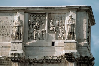 Romersk kunst: lavt marmorrelief, der repræsenterer fordelingen af tilskud til folket (venstre) og overgivelsen af en barbarisk leder (højre). 312-315 e.Kr. Konstantinbuen, Rom af Roman