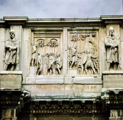 Romersk kunst: lavt marmorrelief, der repræsenterer fordelingen af tilskud til folket (venstre) og overgivelsen af en barbarisk leder (højre). 312-315 e.Kr. Konstantinbuen, Rom af Roman