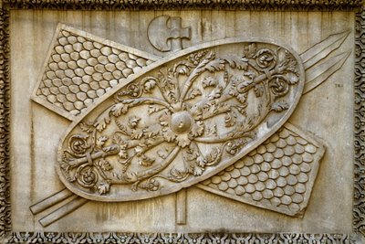 Romersk kunst: lavt relief dekorerer et skjold og våben fra den guddommelige Hadrians tempel. 145 e.Kr. Rom, Museo dei Conservatori af Roman