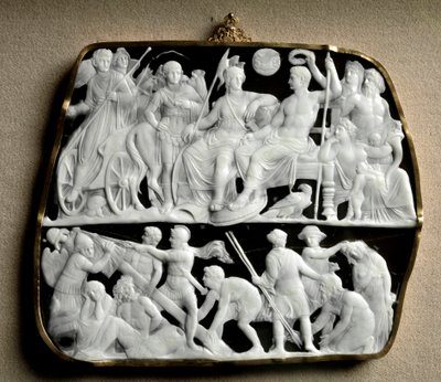 Romersk kunst: onyx cameo lavet af billedhuggeren Dioscuride (eller Dioscorides) på to niveauer. På toppen byder kejser Augustus (63 f.Kr.-14 e.Kr.), omgivet af mytologiske guder, sin efterfølger Tibere (42 f.Kr. - 37 e.Kr.) velkommen. Fra venstre mod højr af Roman