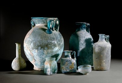 Romersk kunst: gryder, karafler, kopper, vaser og glaskopper fra Pompei. 1. århundredes Museo Archeologico Nazionale, Napoli af Roman