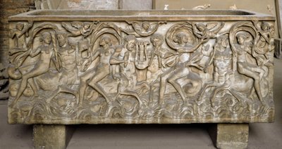 Romersk kunst: sarkofagen dekorerer lave relieffer, der repræsenterer en samling af menader, kentaurer, der danser og spiller musik. Slutningen af det 3. århundrede. Museo Nazionale Romano (o delle Terme), Rom af Roman